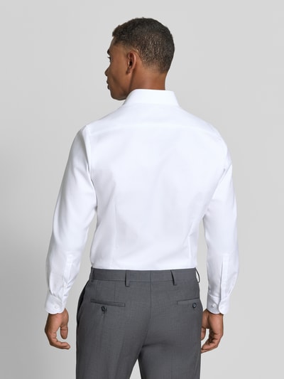 Männermodel trägt Body Fit Business-Hemd mit Kentkragen von OLYMP Level Five in Weiß zu grauer Hose, Rückenansicht, Ganzkörperansicht Rückansicht. Rückenlänge 68 cm, Schulterbreite 32 cm, Ärmellänge 67 cm, durchgehende Knopfleiste, Sportmanschetten.