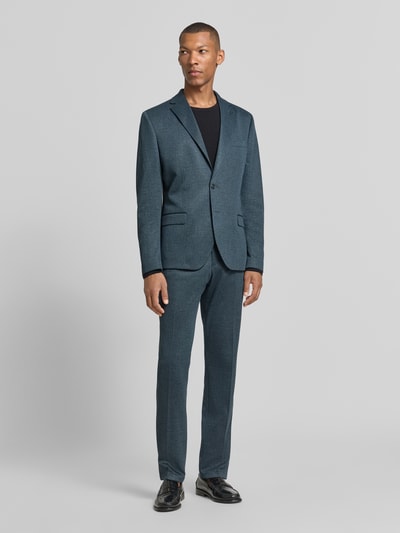 Männermodel trägt Slim Fit Sakko mit Lyocell-Anteil Modell 'Nick' von Zuitable in Blau, feine Struktur, Reverskragen, Ganzkörperansicht von vorne. Material-Mix, Brust- und Pattentaschen, Knopfleiste, integriertes Einstecktuch, Rückenlänge 73 cm, Schulterbreite 41 cm, Ärmellänge 68 cm.