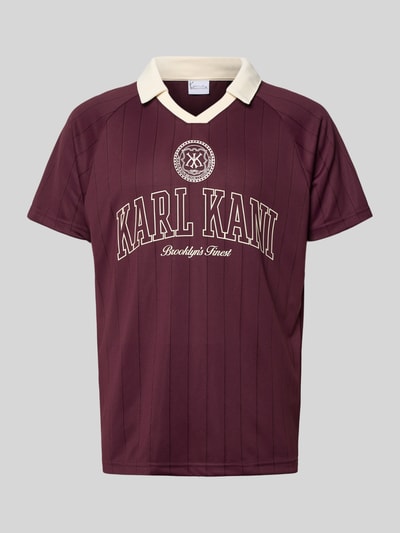 Produktfoto, Regular Fit T-Shirt mit Logo-Stitching Modell 'Heritage' von KARL KANI, Herren T-Shirt in Dunkelrot mit Umlegekragen, Rückenlänge 70 cm in Größe M.