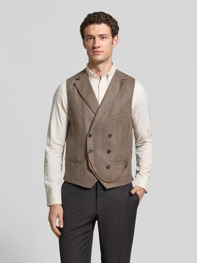 Männermodel trägt Weste aus Woll-Mix mit Reverskragen Modell 'Mathew' von CG – CLUB of GENTS, braun, Doppelreiher, Ganzkörperansicht von vorne. Regular Fit, Brustleistentasche, Leistentaschen, Kette für Taschenuhr, klassische Textur.