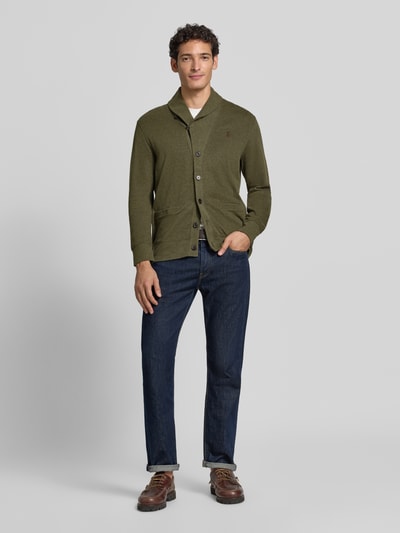 Männermodel trägt olivgrüne Regular Fit Strickjacke aus Baumwoll-Mix von Polo Ralph Lauren, kombiniert mit Jeans, Ganzkörperansicht von vorne.