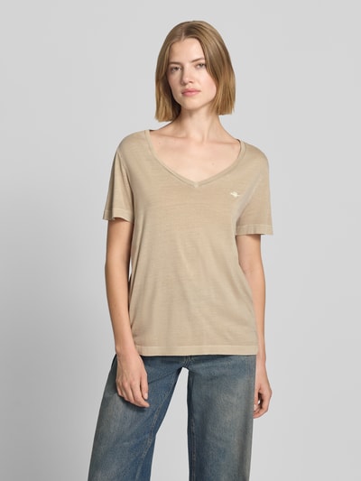 Frauenmodel trägt Regular Fit T-Shirt aus Baumwoll-Mix von GANT in Beige mit V-Ausschnitt und glatter Textur, Ganzkörperansicht von vorne.