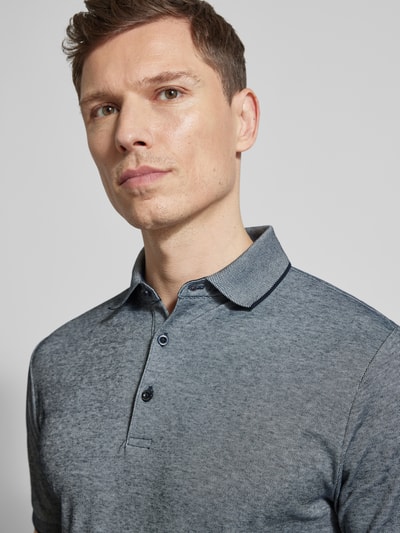 Männermodel trägt Slim Fit Poloshirt mit Label-Detail von HECHTER PARIS, Baumwollmischung, Nahaufnahme Oberkörper.