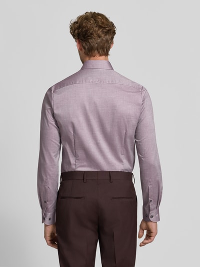Männermodel trägt Body Fit Businesshemd aus Baumwoll-Mix von OLYMP in Hellviolett, glatte Textur, Ganzkörperansicht Rückansicht, Herren Businesshemd von OLYMP Level 5.