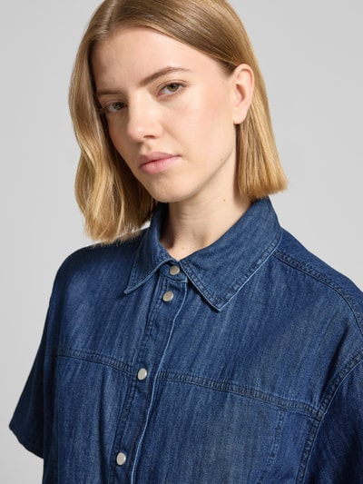 Vrouwenmodel draagt Jeansblouse met Kentkraag Modell 'Ferluna' van OPUS, puur katoen, loose fit, drukknoopsluiting, nahaufnahme bovenlichaam.