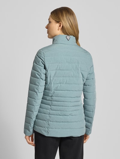Modelka nosi kurtkę pikowaną z zamkiem błyskawicznym i kieszeniami zapinanymi na zamek błyskawiczny, Stehkragen, krój slim fit, model 'GS 111' od G.I.G.A. DX, długość tyłu w rozmiarze 36: 67 cm, szerokość ramion w rozmiarze 36: 38 cm, szerokość klatki piersiowej w rozmiarze 36: 49 cm, długość rękawów w rozmiarze 36: 65 cm, jasnoniebieski, jednolita faktura, widok całej sylwetki z tyłu.