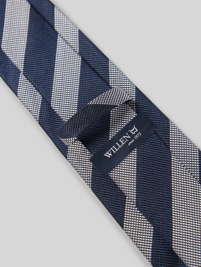 Produktfoto, Krawatte aus Seide im Allover-Look (8 cm) von Willen in klassischer Form mit Label-Detail, feine Struktur, blaue und weiße Streifen