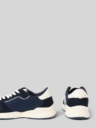 Produktfoto, Sneaker mit Label-Detail Modell 'Alain' von HECHTER PARIS in Dunkelblau mit weißer Sohle und strukturiertem Material, seitliche und Rückansicht, abgerundete Form, Schnürverschluss, Kontext: Herrensneaker, Absatzhöhe 4 cm, Schafthöhe 7 cm, Schaftweite 10 cm.