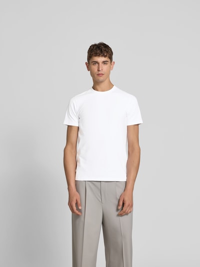 Männermodel trägt Slim Fit T-Shirt aus Baumwoll-Elasthan-Mix von Filippa K, weiß, mit Rundhalsausschnitt, Herren T-Shirt, Ganzkörperansicht von vorne.