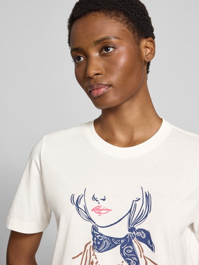 Frauenmodel trägt Relaxed Fit T-Shirt aus reiner Baumwolle von s.Oliver RED LABEL, weiß mit Print und glatter Textur, Nahaufnahme Oberkörper.