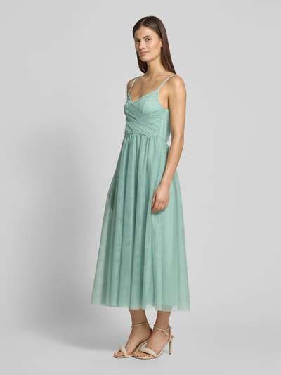 Vrouwenmodel draagt Cocktailjurk van tule model 'Penelope' van GUIDO MARIA KRETSCHMER WOMAN, a-lijn, midi, verstelbare spaghettibandjes, zijaanzicht, geheel lichaam