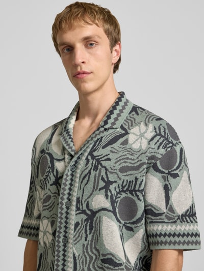 Männermodel trägt Relaxed Fit Freizeithemd aus Baumwoll-Mix Modell 'DUKE' von Only & Sons, Optik: Mehrfarbig, Muster: Floral, Nahaufnahme Oberkörper.