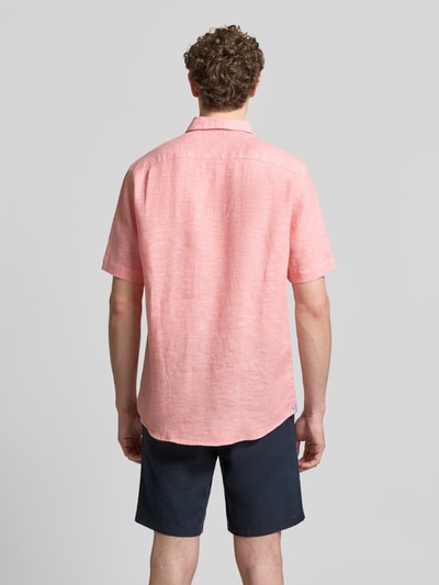 Männermodel draagt Regular Fit vrijetijdsoverhemd van linnen van Christian Berg Men in effen design met borstzak, ruglengte 83 cm, schouderbreedte 42 cm, mouwlengte 27 cm, button-downkraag en knoopsluiting, ganzkörperansicht rückansicht.