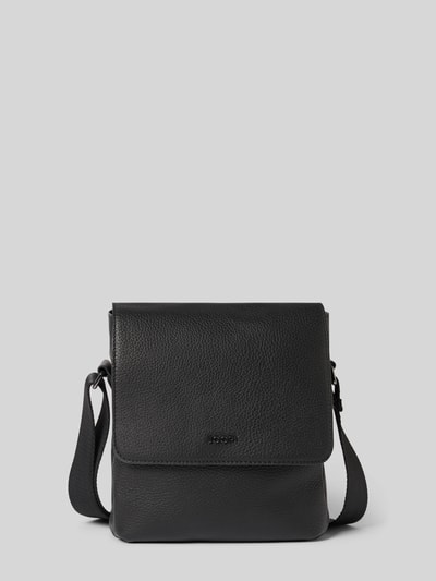 Produktfoto, Handtasche mit Schulterriemen Modell 'cardona flavio' von JOOP! Collection, schwarz, Hauptfach mit Überschlag, Label-Detail, Magnetverschluss, Maße 20 cm Breite, 22 cm Länge, 5 cm Tiefe, Schulterriemen 101 cm