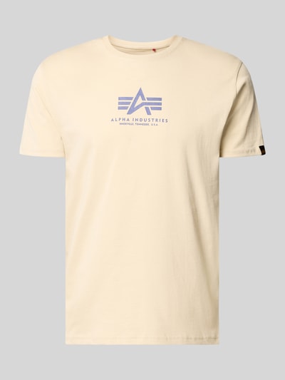 Produktfoto, T-Shirt mit Logo und Rundhalsausschnitt von Alpha Industries in Beige, Regular-Fit, aus Reine Baumwolle, Logo auf der Brust, Rückenlänge bei Größe M: 67 cm.