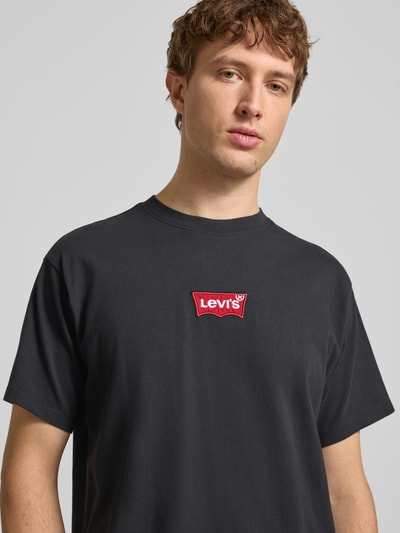 Mężczyznęltel trägt T-shirt mit Label-Detail von LEVI'S® z bawełny, krój regular fit, okrągły dekolt, długość tyłu 68 cm, nahaufnahme oberkörper.