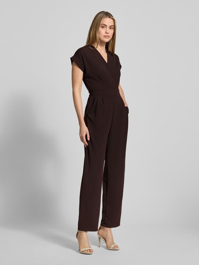 Vrouwenmodel draagt Jumpsuit met steekzakken Model 'Ko44a' van ZABAIONE, materiaalmix met stretch, regular fit, V-hals, geheel zwart, totale lengte 140 cm, binnenbeenlengte 70 cm, ruglengte 36 cm, borstwijdte 41 cm bij maat S, mouwlengte 9 cm; volledige vooraanzicht.