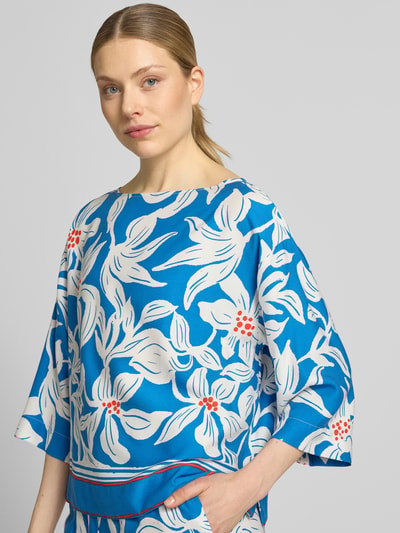 Frauenmodel trägt Relaxed Fit Bluse aus reiner Viskose Modell 'Rylie' von GUIDO MARIA KRETSCHMER WOMAN, floraler Allover-Print, blau-weiß, 3/4-Arm, Nahaufnahme Oberkörper.