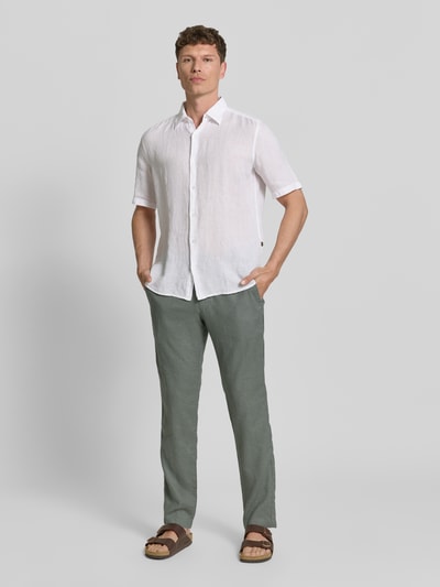 Männermodel trägt Regular Fit Leinenhose aus Leinen-Mix Modell 'Sanderson-L-3' von BOSS in Unifarben, Webstruktur, Ganzkörperansicht von vorne.