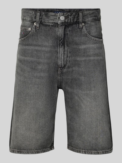 Produktfoto, Regular Fit Jeansshorts aus reiner Baumwolle von Tommy Jeans in grauem Denim-Look mit 5-Pocket-Design und label patch