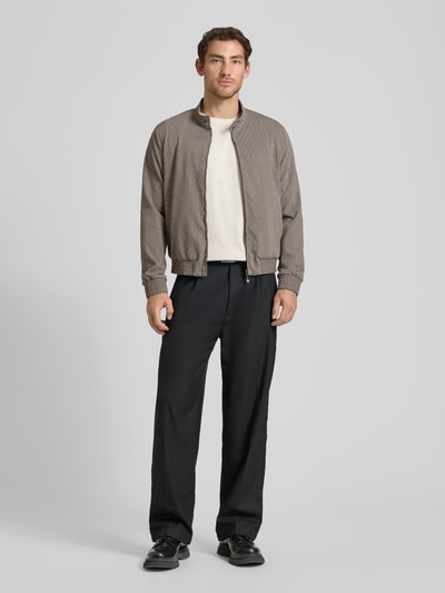 Männermodel trägt Jacke aus Schurwoll-Mix mit Zweiwege-Reißverschluss von Emporio Armani, beige-grau, Strukturmuster, Regular Fit, Stehkragen, Eingrifftaschen, Material mit Stretch-Anteil, Ganzkörperansicht von vorne.