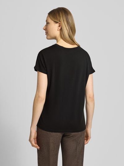 Modelka prezentuje damski t-shirt z mieszanki modalu z okrągłym dekoltem od Jake*s Collection, krój regular fit, długość tyłu w rozmiarze S: 58 cm, kolor czarny, tekstura gładka, pełny widok z tyłu.