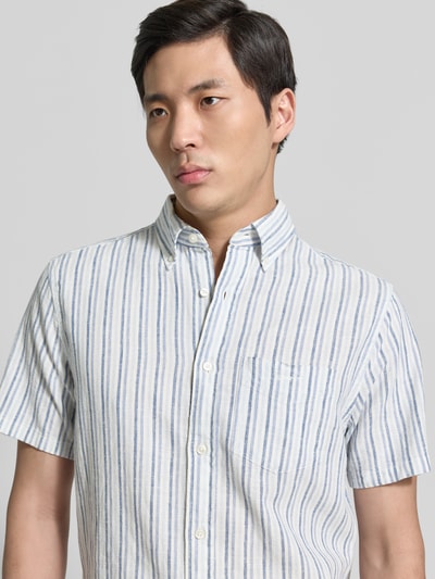Männermodel trägt Slim Fit Leinenhemd mit borstzak van Gant, mix van katoen en linnen, logostitching, button-downkraag, knoopsluiting, korte mouw, wit met blauwe strepen, heren, nahaufnahme oberkörper.