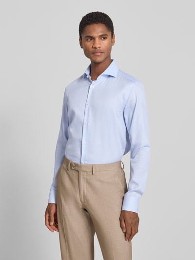 Męski model nosi Slim Fit Businesshemd aus reiner Baumwolle Modell 'H-HANK-Sp-B1' von BOSS, jasnoniebieski, gładka tekstura, Ganzkörperansicht von vorne, koszule biznesowe
