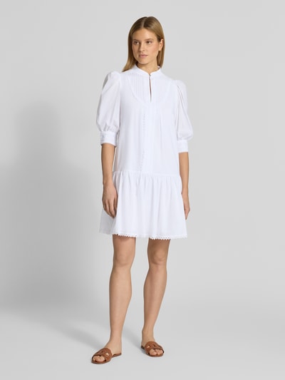 Frauenmodel trägt Hemdblusenkleid mit Puffärmeln Modell 'Dido' von JOOP!, Reine Baumwolle, A-Linie, Minikleid, Stehkragen, Knopfverschluss, Ganzkörperansicht von vorne.