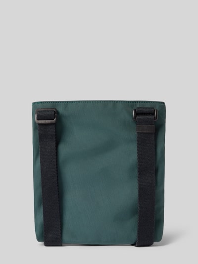 Produktfoto, grüne Crossbody Bag mit Label-Stitching von CK Calvin Klein, schwarzer verstellbarer Schulterriemen, matte Textur, Hauptfach mit Reißverschluss, Maße 21x21x3 cm