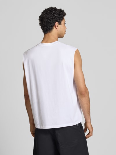 Männermodel trägt Muskelshirt mit Logo und Rundhalsausschnitt von REVIEW aus reiner Baumwolle in Weiß, Regular Fit, Ganzkörperansicht Rückansicht.