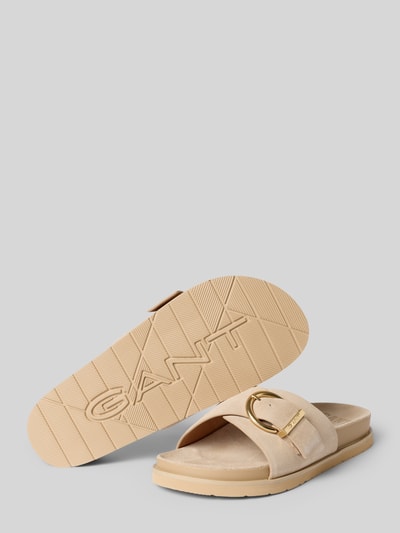 Produktfoto, Slides aus Leder mit Label-Prägung Modell 'Mardale' von Gant in Beige, strukturierte Sohle, abgerundete Form, Dornschließe, Absatz 4 cm, Beschichtung sorgt für glatte Haptik