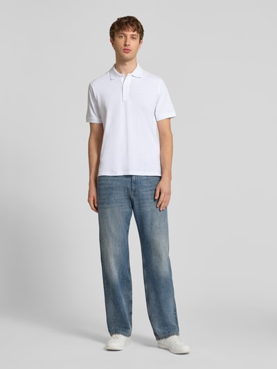 Męski model nosi koszulkę polo Regular Fit Poloshirt aus reiner Baumwolle Modell 'OSCAR' von Pepe Jeans, efekt: jednolity kolor, krój regular fit, wyhaftowane logo, kołnierzyk polo, dekolt w serek, krótkie zapięcie na guziki, krótki rękaw, zakończenia prążkowane, dół z rozcięciami po bokach, wykończenie materiału: pika, materiał: czysta bawełna, ujęcie: całopostaciowe z przodu.