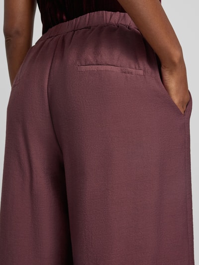 Vrouwenmodel draagt Wide Leg wijdte broek uit mix van lyocell en met wol model 'P076' van Jake*s Collection, detailopname rug.