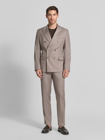 Männermodel trägt Slim Fit Sakko mit Pattentaschen von MCNEAL in Beige, Zweireiher, Reverskragen, Material-Mix, Ganzkörperansicht von vorne.