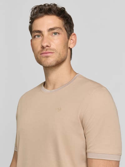 Männermodel trägt T-Shirt mit Rundhalsausschnitt von bugatti aus Baumwoll-Mix in Beige, Regular Fit, feines Label-Detail, Nahaufnahme Oberkörper.