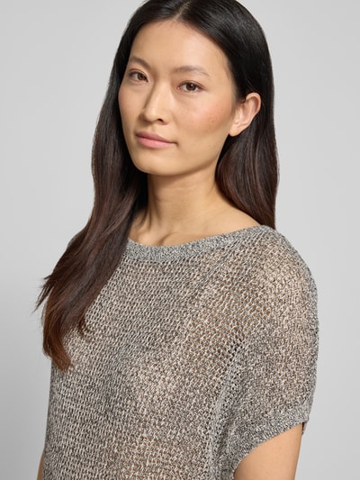 Frauenmodel trägt Relaxed Fit T-Shirt in Strick-Optik von Comma aus reiner Baumwolle, semitransparent, kurzärmelig, Nahaufnahme Oberkörper.