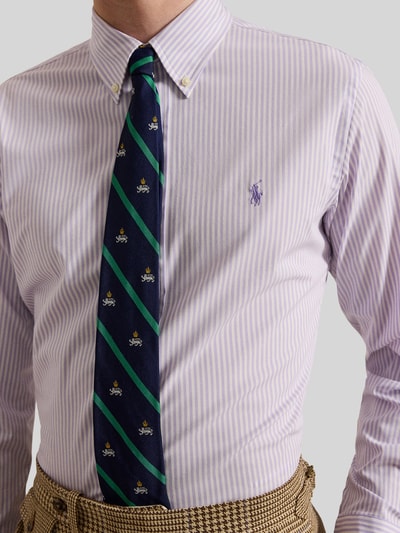 Männermodel trägt Regular Fit Freizeithemd aus Baumwoll-Mix von Polo Ralph Lauren, Optik:Allover-Muster, gestreift, Nahaufnahme Oberkörper.