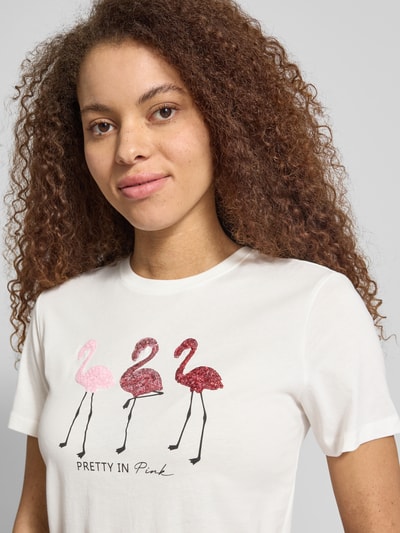 Frauenmodel trägt Damen T-Shirt von Only, Modell 'KITA', Optik: Unifarben, Motiv-Print mit Pailletten, Regular-Fit, Rundhals, Kurzarm, Jersey aus reiner Baumwolle, Nahaufnahme Oberkörper.
