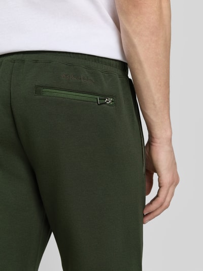 Männermodel trägt Sweatshorts mit elastischem Bund von PAUL SMITH aus grünem Baumwoll-Mix mit Modal-Anteil, Regular-Fit, Detailaufnahme Rückenansicht.
