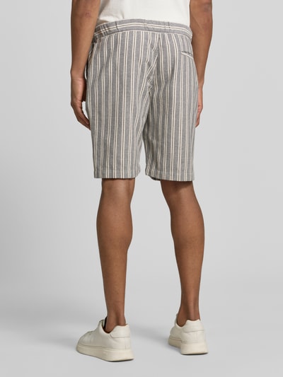 Männermodel trägt Bermudas mit Gesäßleistentasche und Kordelzug von MCNEAL aus Baumwoll-Mix, Streifenmuster, Ganzkörperansicht Rückansicht, Herren, Straight, elastischer Bund, französische Eingrifftaschen, Bundweite 46 cm, Innenbeinlänge 25 cm, Größe M.