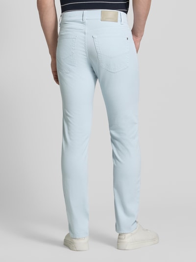Männermodel trägt Regular Fit Hose mit Eingrifftaschen Modell 'Lyon' von Pierre Cardin in Hellblau, Baumwoll-Elasthan-Mix, Ganzkörperansicht Rückansicht.