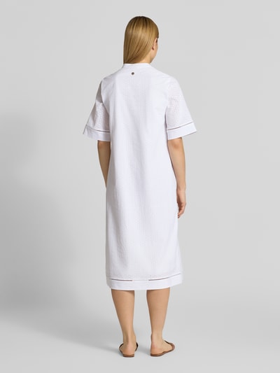 Frauenmodel trägt Tunikakleid mit V-Ausschnitt Modell 'Debra' von JOOP!, reine Baumwolle, weiße Farbe, A-Linie, Midikleid, Ganzkörperansicht Rückansicht.