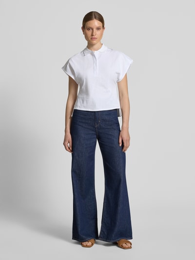 Frauenmodel trägt Regular Fit T-Shirt aus Baumwoll-Leinen-Mix Modell 'PESI' von MAX&Co., weiß, gerade Form, Damen Poloshirt, Ganzkörperansicht von vorne.