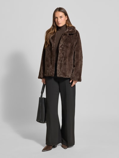 Frauenmodel trägt Jacke aus Kunstfell mit Reverskragen von Jake*s Collection in Braun, Regular Fit, glatte Struktur, Ganzkörperansicht von vorne.