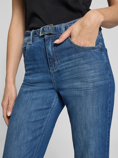Frauenmodel trägt Wide Fit Jeans im 5-Pocket-Design Modell 'Lara City' von Angels, blauer Baumwoll-Mix mit Stretch-Anteil, Nahaufnahme Oberkörper.