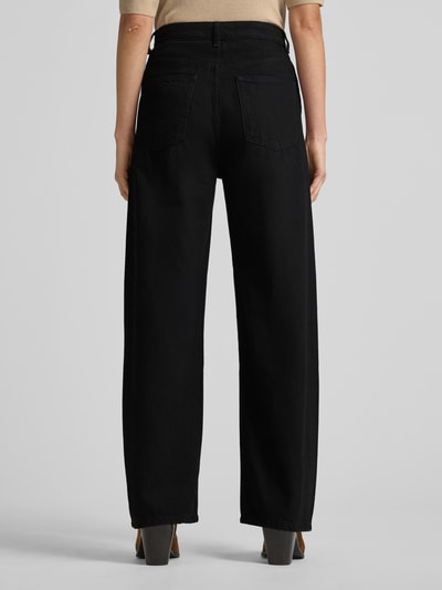 Frauenmodel trägt Barrel Jeans mit 5-Pocket-Design Modell 'CAROL' von Mango, reine Baumwolle, lockerer Schnitt, schwarze Farbe, Ganzkörperansicht Rückansicht.