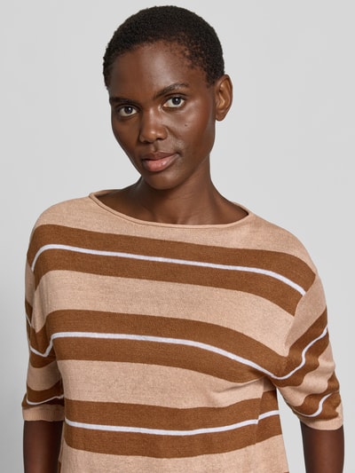 Frauenmodel trägt Strickshirt aus Leinen mit Rundhalsausschnitt von Luisa Cerano, beige mit braunen Streifen, Regular Fit, Nahaufnahme Oberkörper.