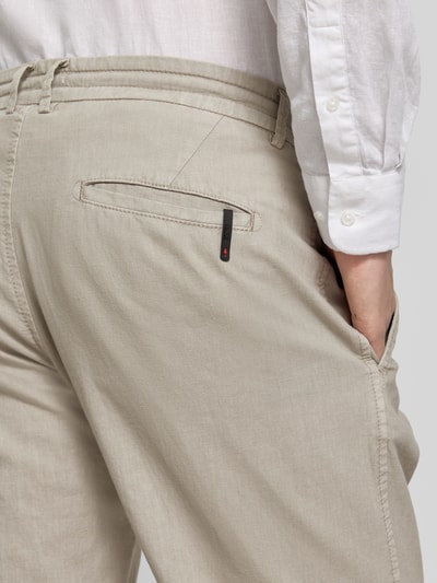 Männermodel trägt Hose aus Leinen-Baumwoll-Mix mit Tunnelzug von CINQUE in Beige, Regular-Fit, Detailaufnahme, Modell 'Juli', Eingrifftaschen.