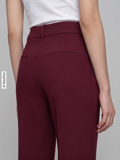 Vrouwenmodel draagt wijdte broek uit viscosemix model 'RITA' van Selected in bordeaux, Dames wijdte broek, detailopname, KI-modificeerd beeld
